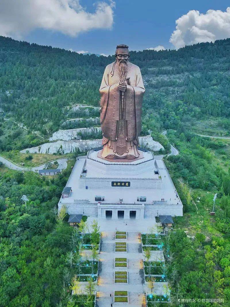的孔子像;写下祈福牌,愿孩子学业有成,家人安康;带小朋友走近大学堂