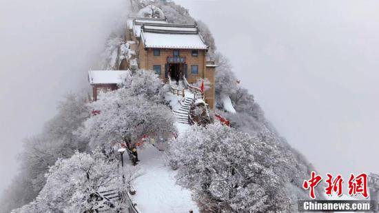 华山雪景天下绝图片