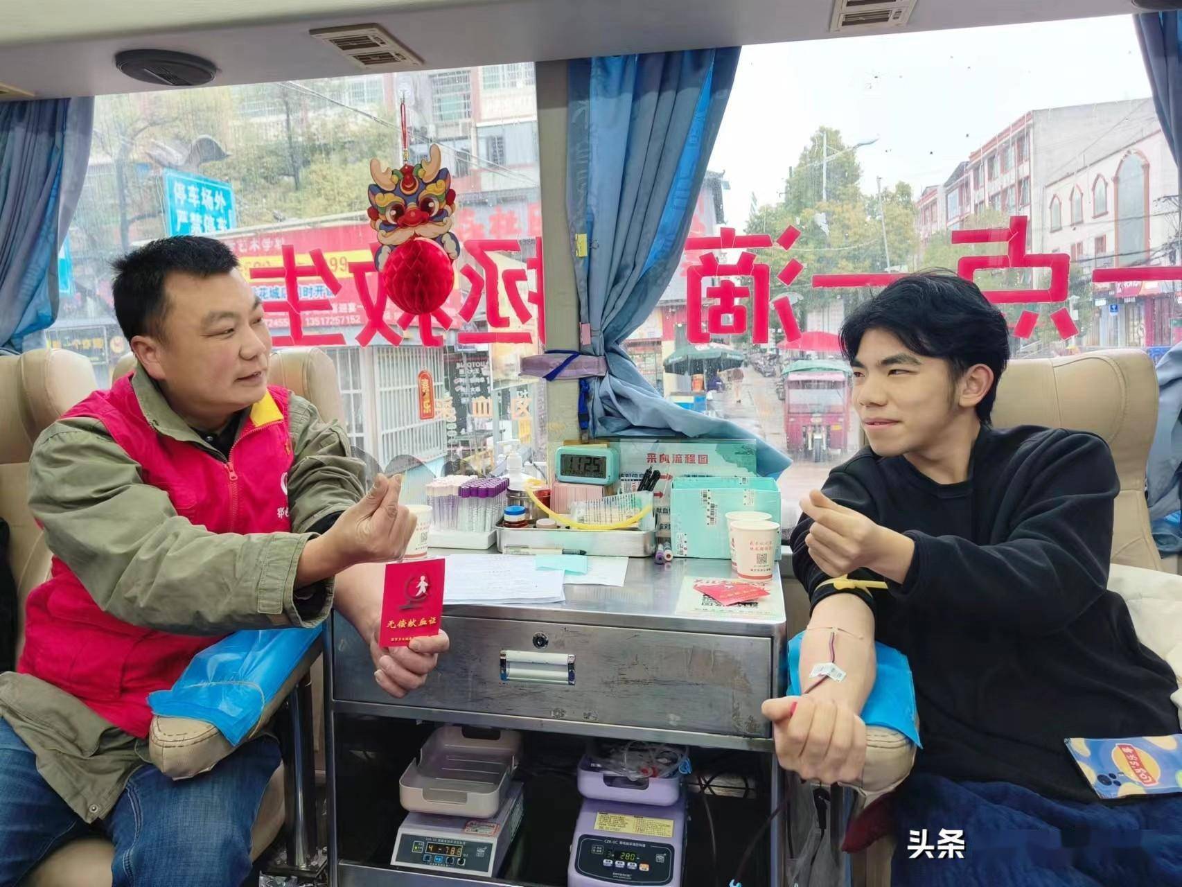 别样元宵节:父子齐上阵 献血送爱心_丁小波_崇阳县_儿子