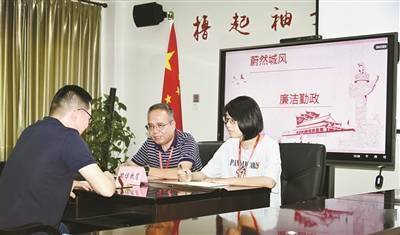 象山县纪委监委通过暖心教育激励"跌倒干部"重振信心,重拾干劲,图为该