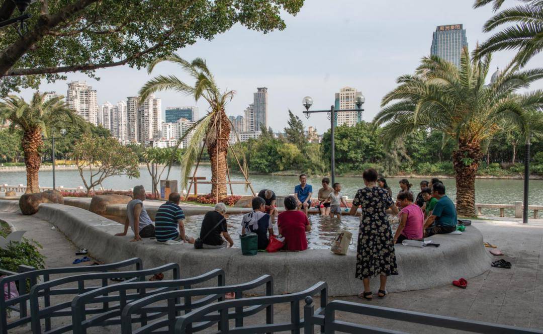 "口袋"里的春天_公园_城市_人们