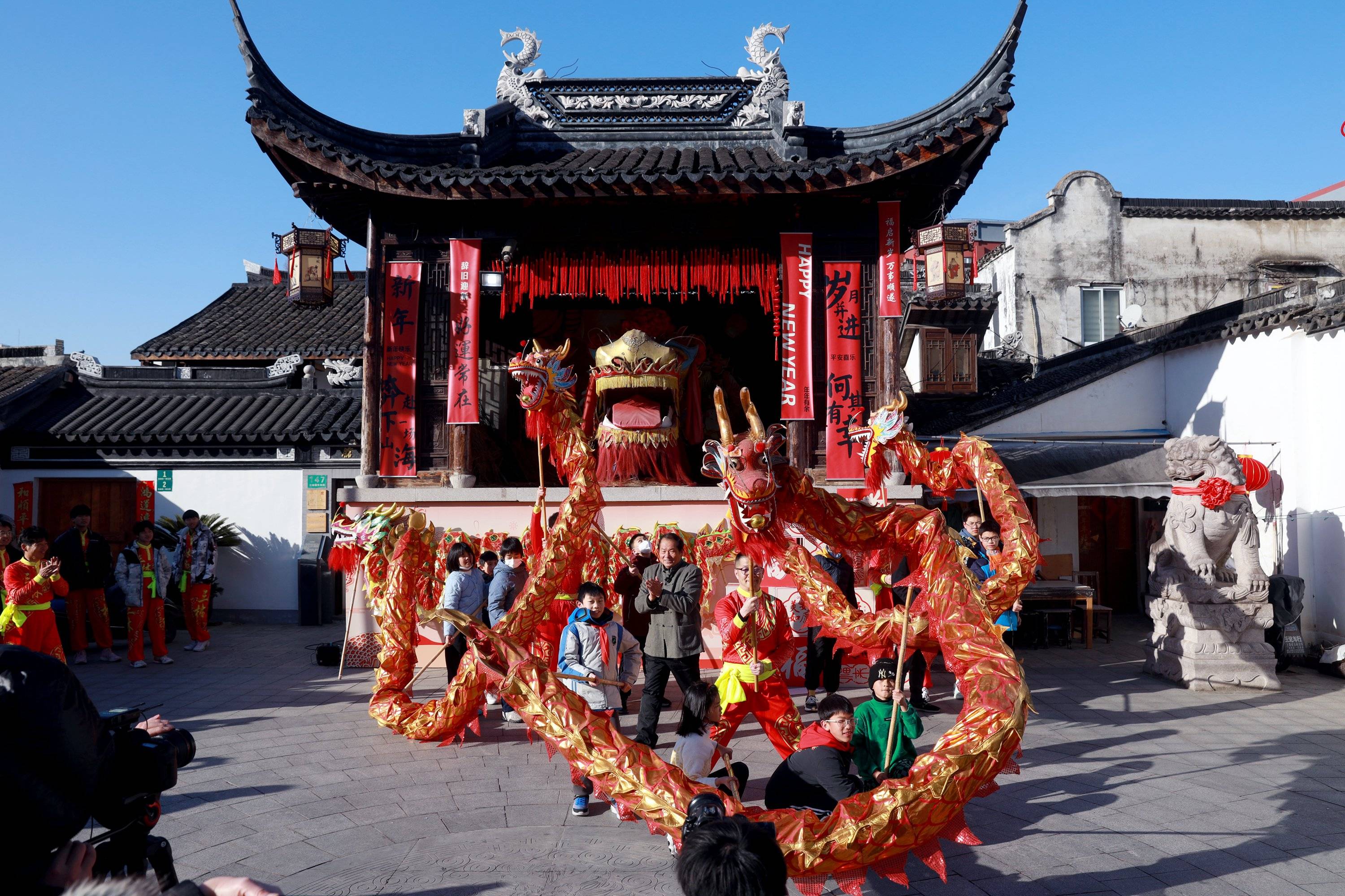 开启新一年的美好！“小小艺评家”跟随国家级非遗传承人学舞龙_三林_活动_艺术