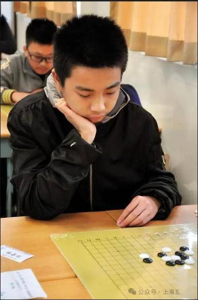 智力运动会上获奖此外,李伶跃,沈玮等静安区五子棋青少年队主力队员也