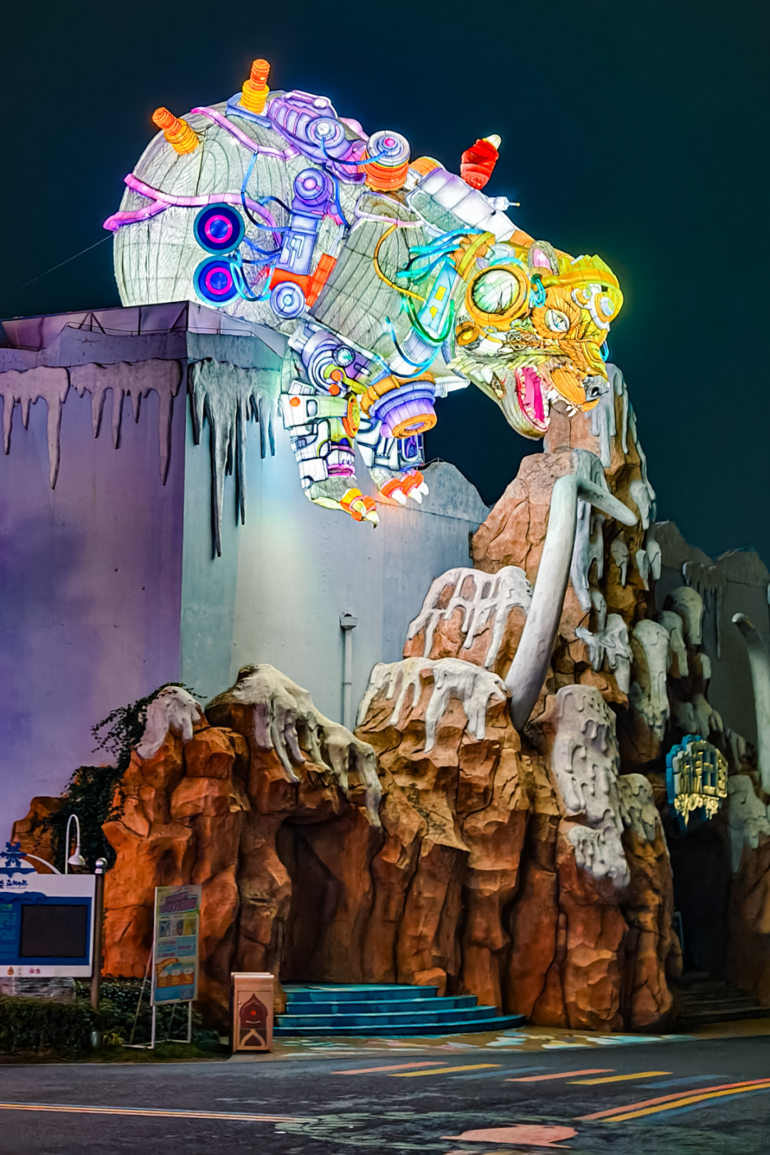 小吃等特色市集以及街头艺人驻唱,并引入赏灯,猜谜,舞龙等民俗体验