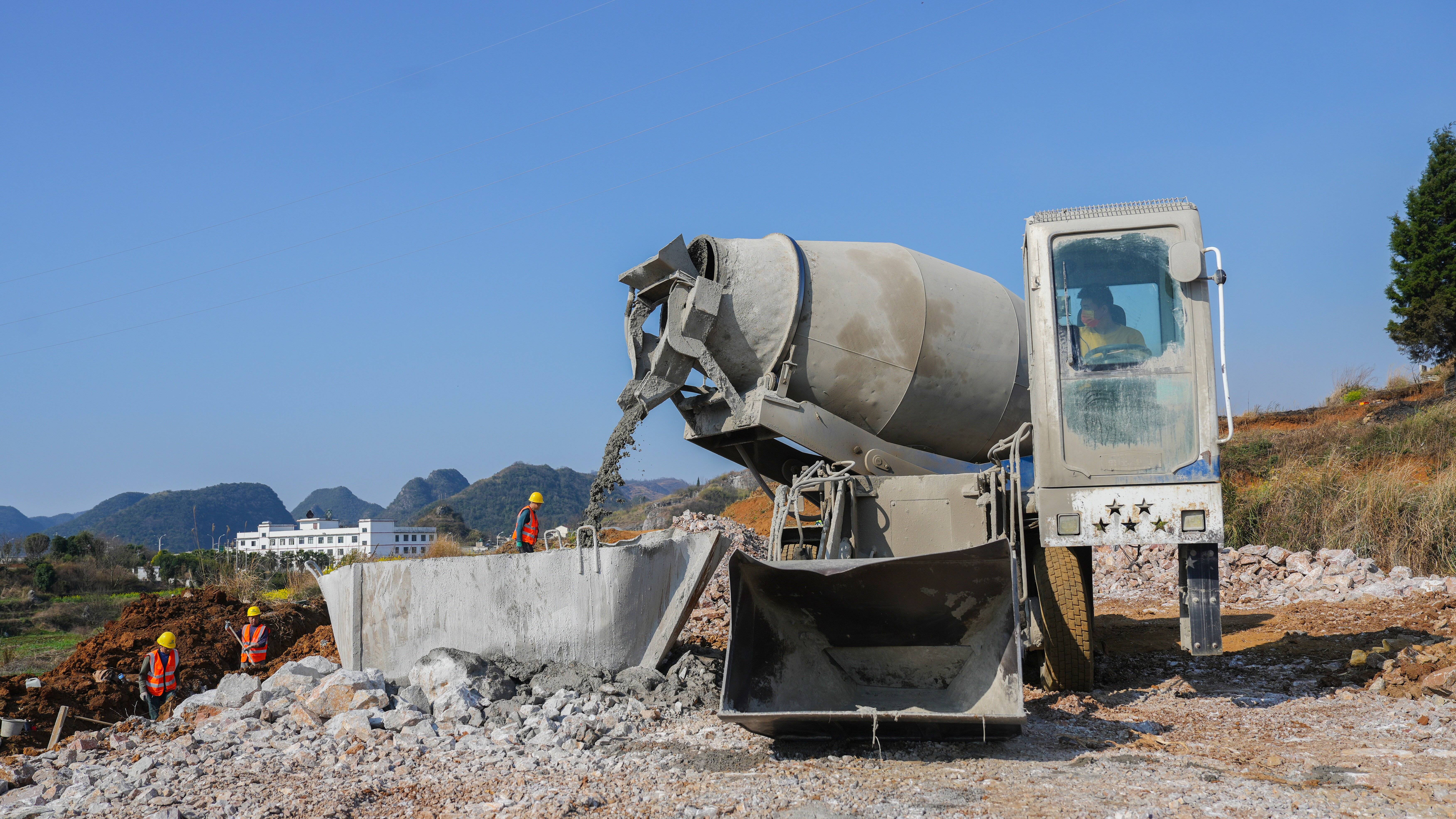 搅拌车正在作业国道321线青新项目高羊桥工人焊接项目施工现场呈现