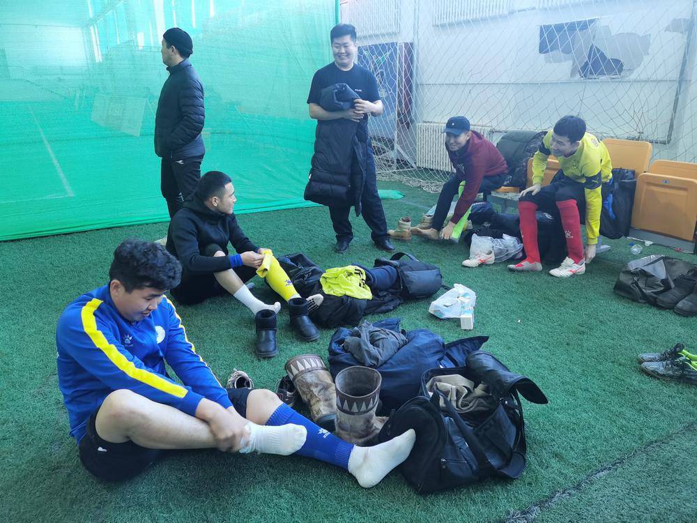 荇走十四冬|除了冰雪,锡尼河边还有一个足球梦_比赛_球员_条件