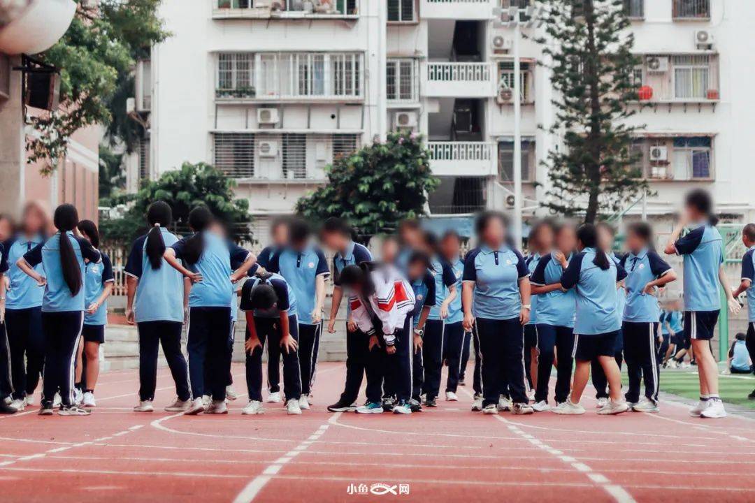 鱼友崩溃:"孩子开学什么都要交费,太费钱!"_校服_运时_家长