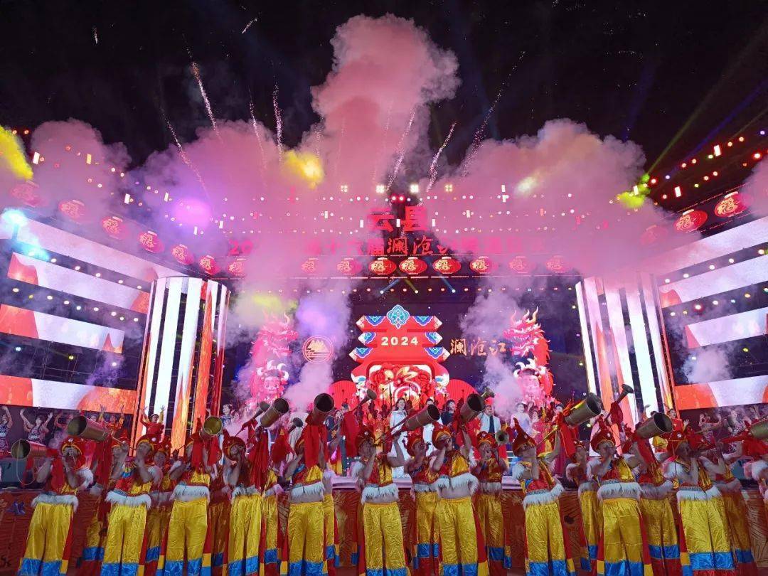 云县"激情之夜"点燃第16届澜沧江啤酒狂欢节序幕_观众_歌曲_县城