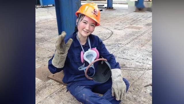 91年的美女焊工:靠"电焊"养家十余载!为啥网友却劝她赶紧改行?