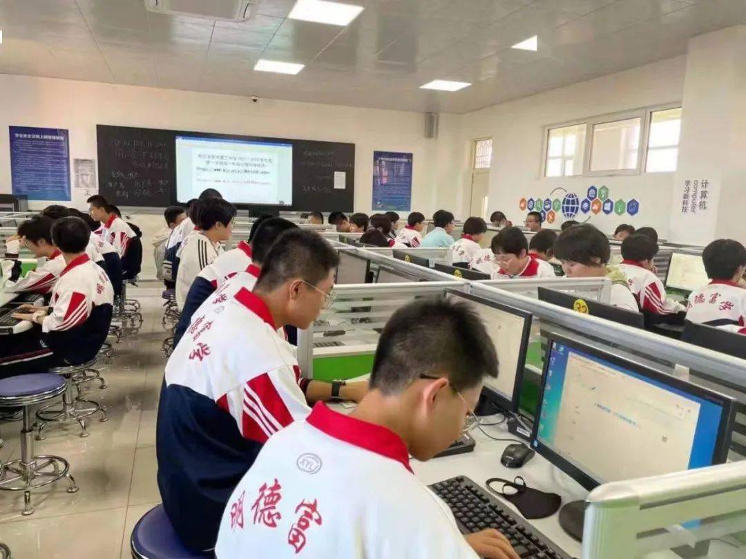 高中学生参加心理健康筛查此外,鄂尔多斯市教育体育局