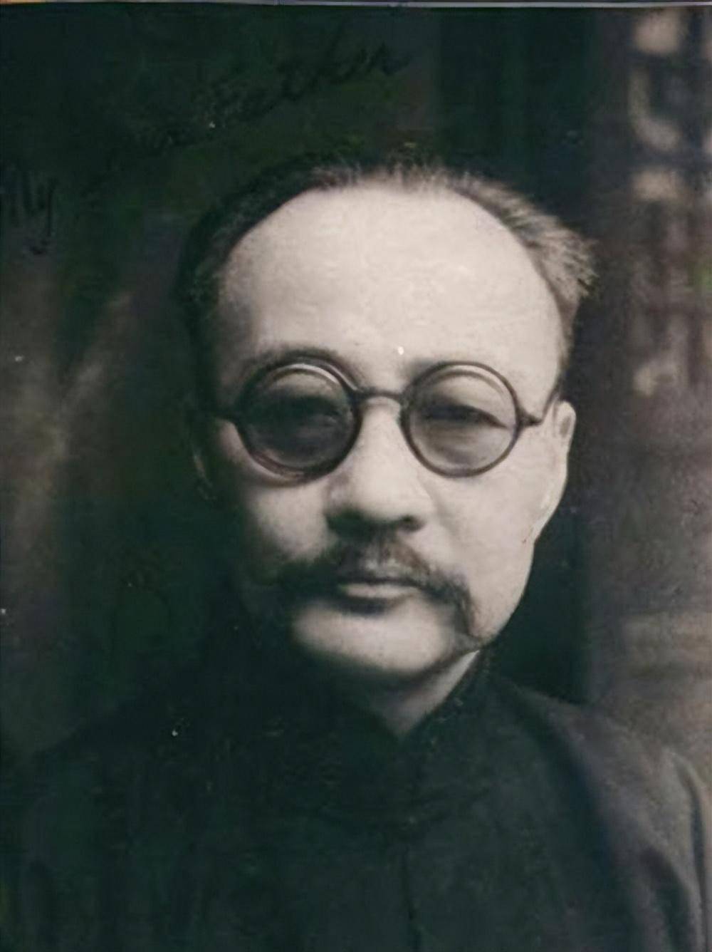 民国元勋见色起意杀友夺妻,还生下10个孩子,去世后