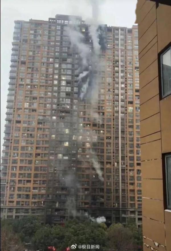 一小区高层住宅凌晨突发火灾,已致4人死亡!亲历者发声.