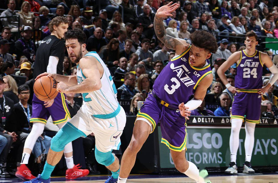 爵士则还在冲击附加赛的席位,但爵士主场打得却漫不经心,黄蜂首节34