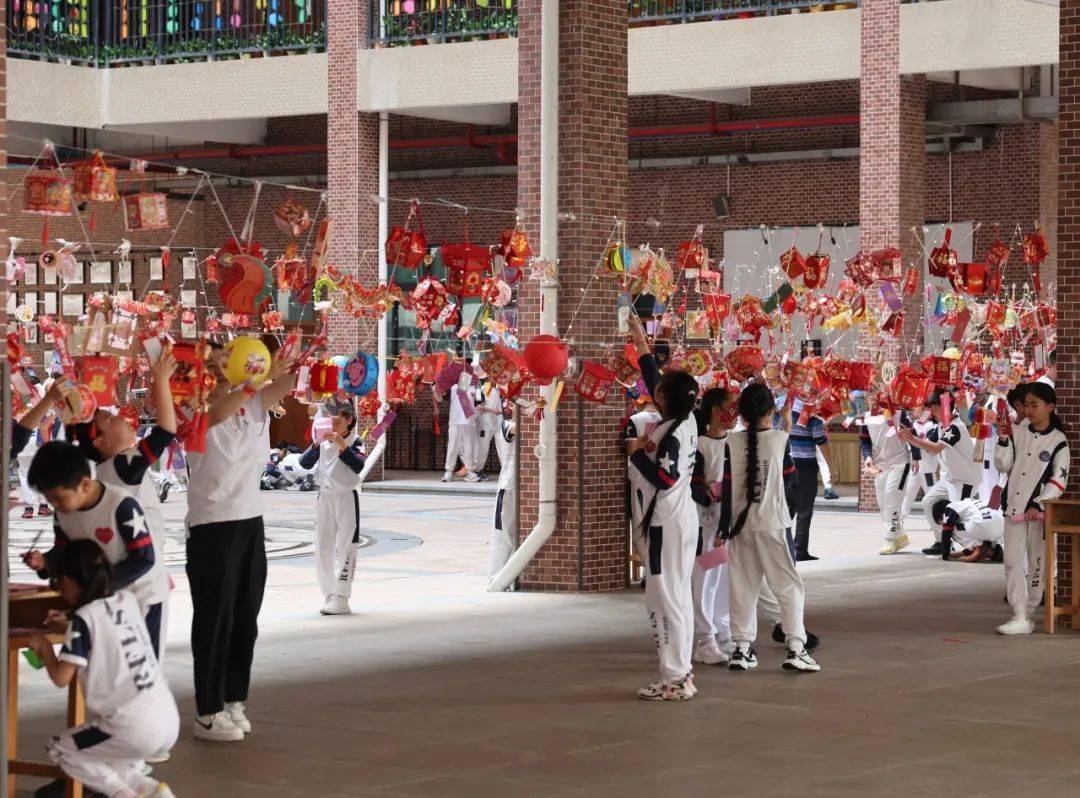 丰泰外国语学校丰泰外国语学校建校于2016年,是一所集幼儿园,小学
