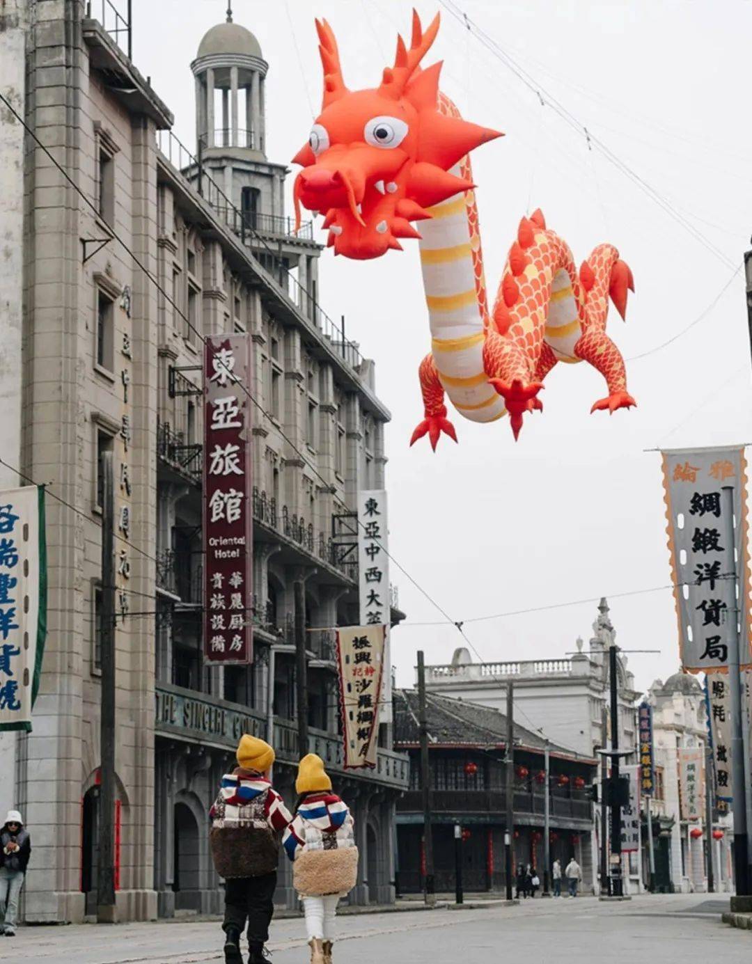 活动期间,入园即可领取蓝精灵限定利是封(数量有限,先到先得),与"蓝