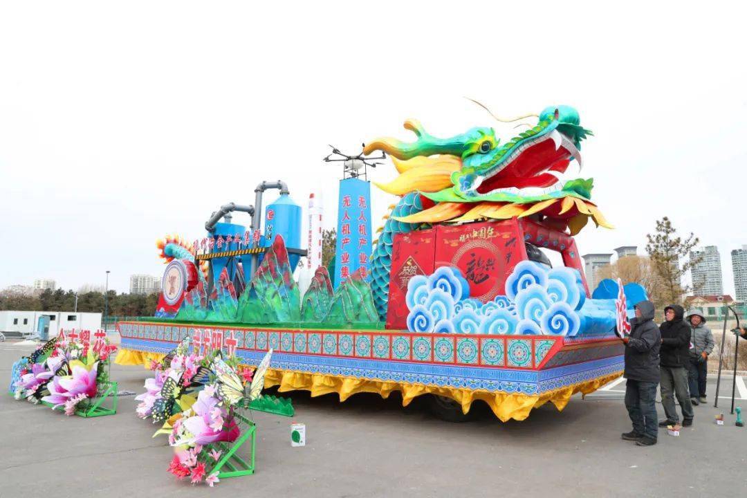 记者看到,停在市体育场最西侧的北票市花车和紧挨着的龙城区花车正在