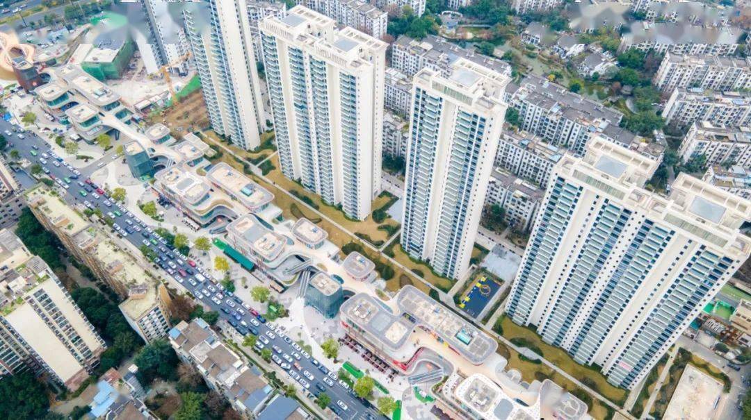 悦府择址于生态公园圈腹地,饱览体育森林公园,马超东路市政公园,新都