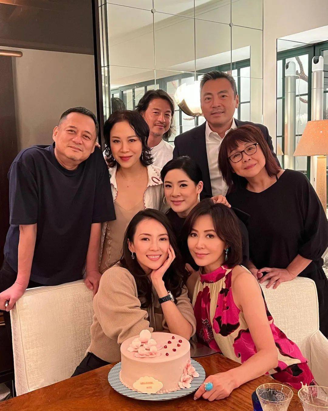 2023年2月底,二人和一群朋友在巴黎一起聚餐,合照中章子怡轻搭