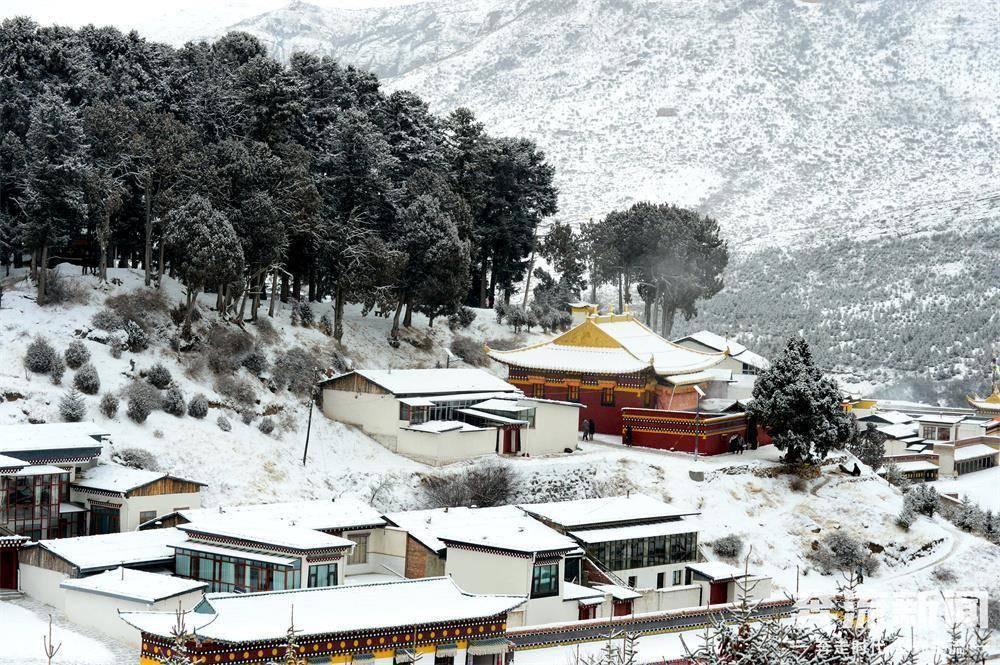 甘南州碌曲县境内著名的旅游胜地郎木寺在大雪中景色更显奇异