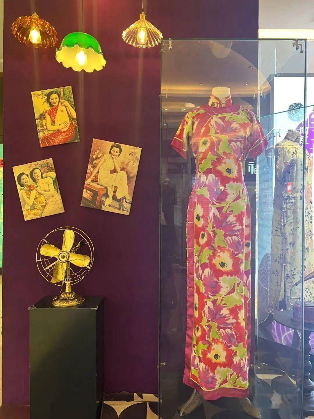 时装店的门头……龙年新春,市民徐女士与好友在旗袍展上梦回老上海