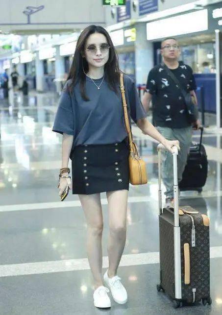 潘粤明前妻董洁的气质真好,穿短裙带儿子走机场,看着像清纯玉女