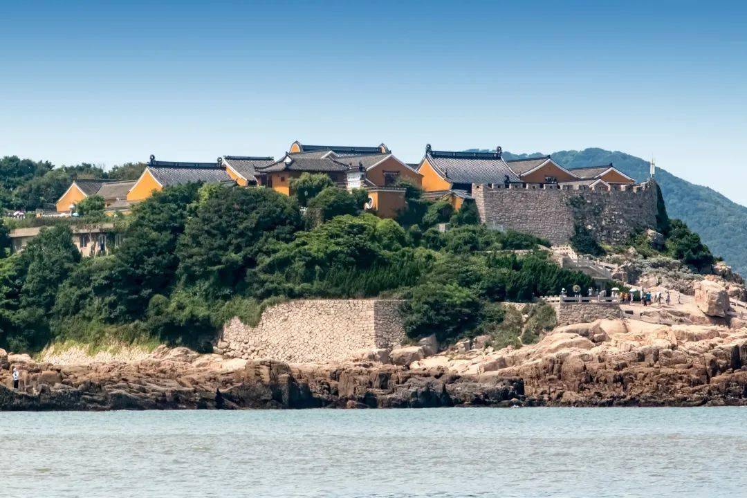 重要大点比如法雨寺,普济寺,索道,码头都有公交站,一站5块/人.