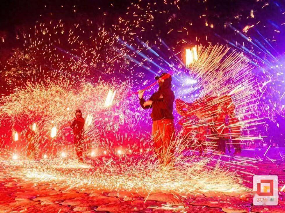 釜溪河畔 火龙铁花秀里的杂技火流星