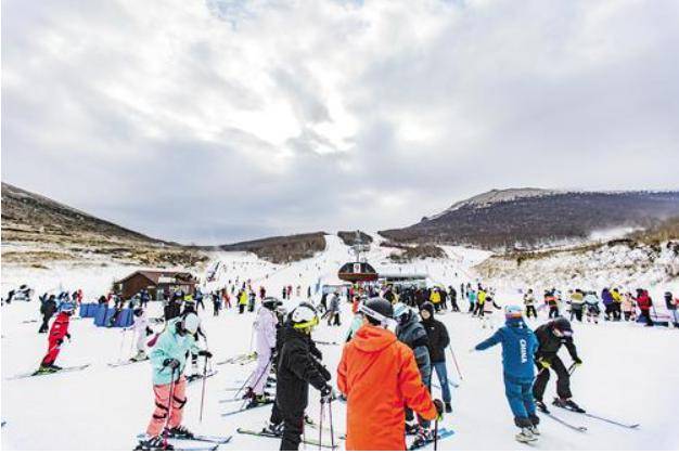 北京冬奥会后第一个完整运营的雪季 崇礼滑雪旅游更火爆_游客_大雪