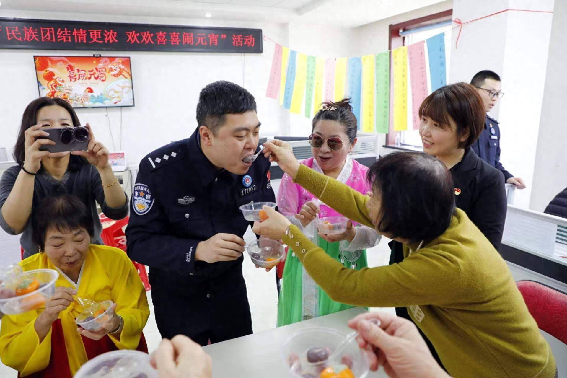 图们:警民共迎元宵佳节_社区_活动_氛围