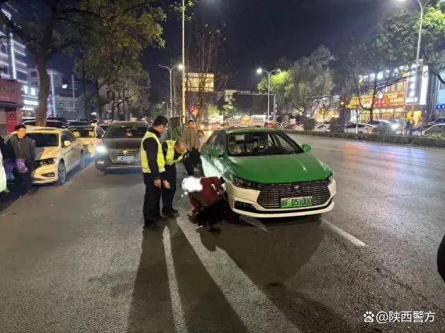 经汇报中队值班领导后,执勤交警立即将其抱上警车,打开警灯,拉响警笛