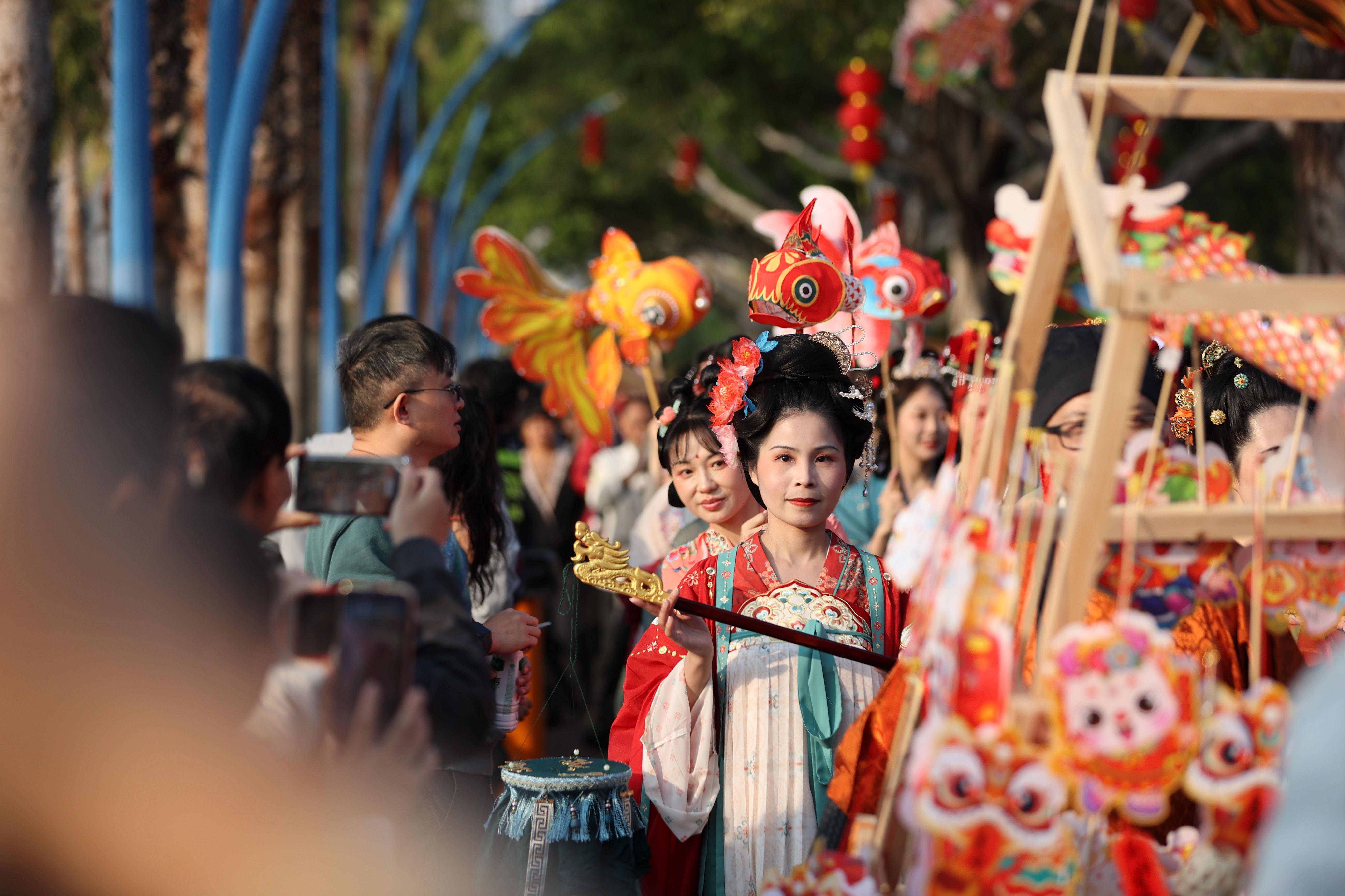 2月24日,演员身着传统服饰在福建省厦门市海湾公园举行的"元宵游园会"