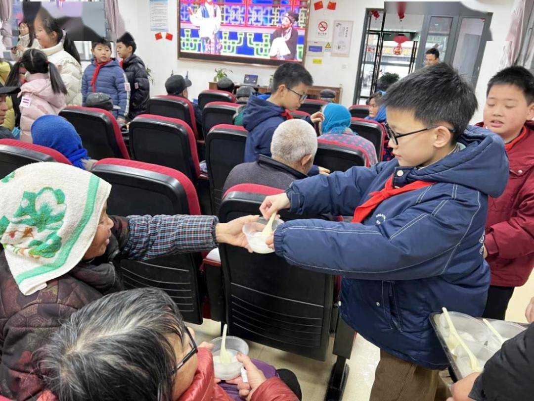 江村实验学校小学部,双塔桥村新时代文明实践站联合七都中学开展"情暖