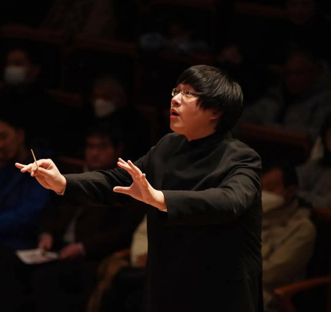 作为小泽征尔晚年的入室弟子,俞潞19岁就在中央音乐学院的一次由小泽