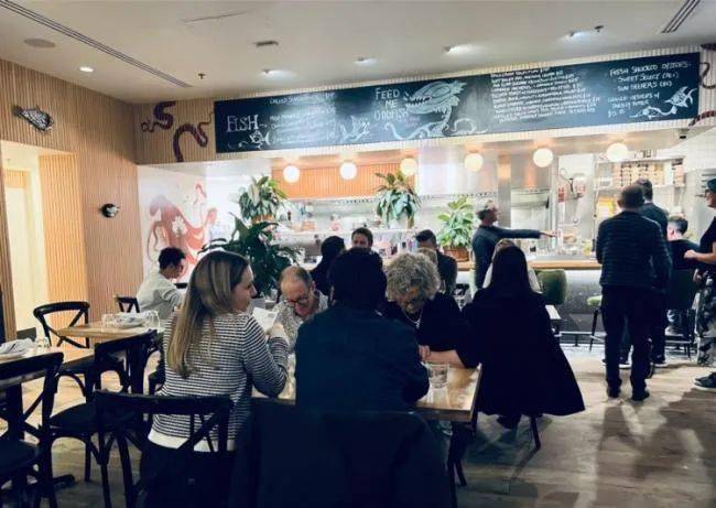 些菜品会被分享在餐厅的黑板上,这样食客一进店就能看到他家的feature