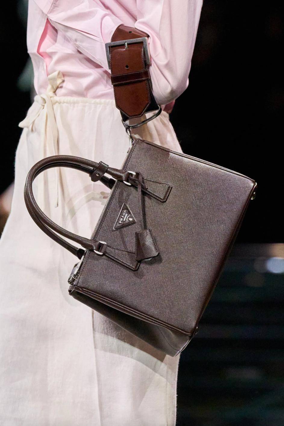 prada"老网红"杀手包重出江湖了!_prada_图片_方面