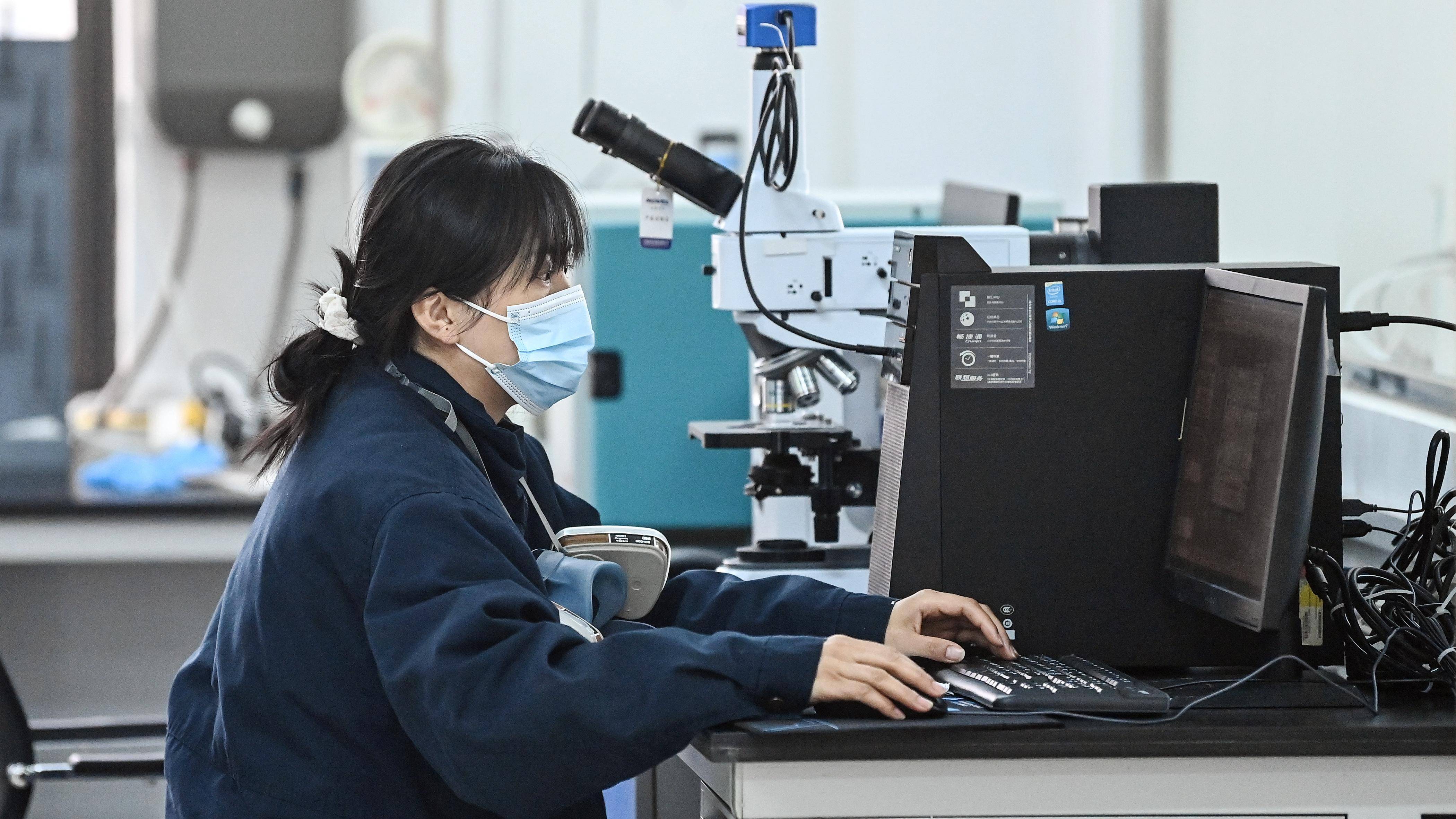 铁路女工检修保春运