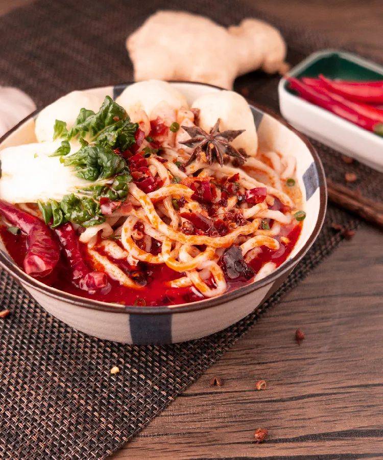 味,冬阴功味都是在鱼骨高汤的基础上加了食用调味料和新鲜的柠檬叶