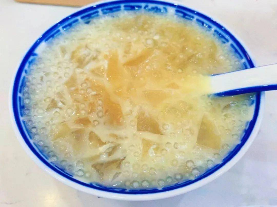 糖水九毛膏,喳咋"甜过初恋".网红饮品"杯杯鲜"排长龙.