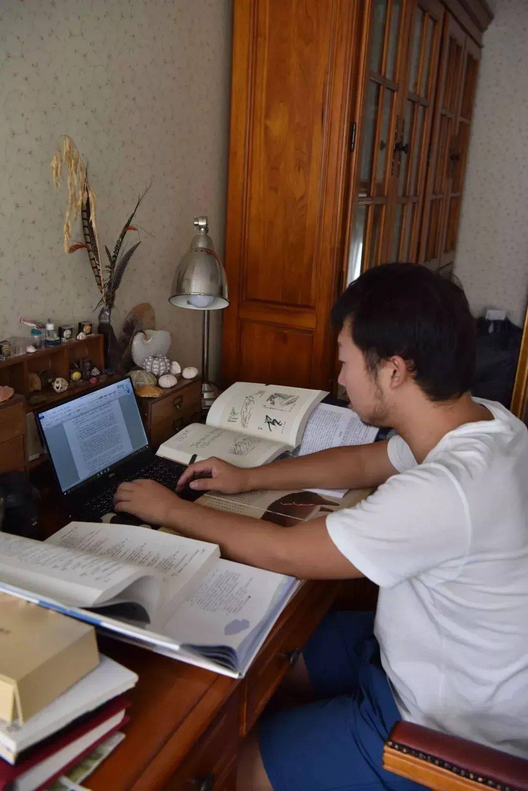 各种资料,还去辽宁,福建,广东,广西,天津以及日本,泰国等地搜集素材