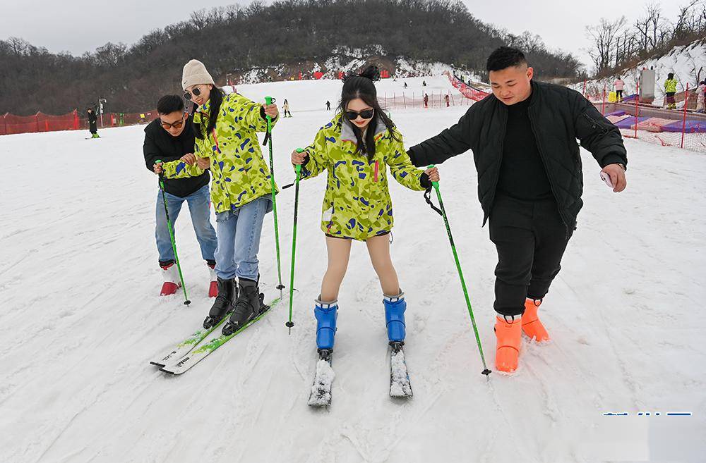 新华社聚焦汉中龙头山:冰雪运动"开门红"_景区_滑雪场_游人