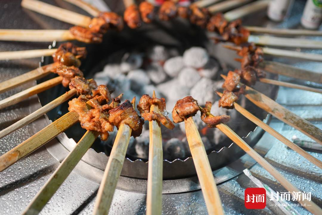 首届大凉山烧烤节开幕 串烧,网烧,大竹签烧烤,喜欢吃哪种?
