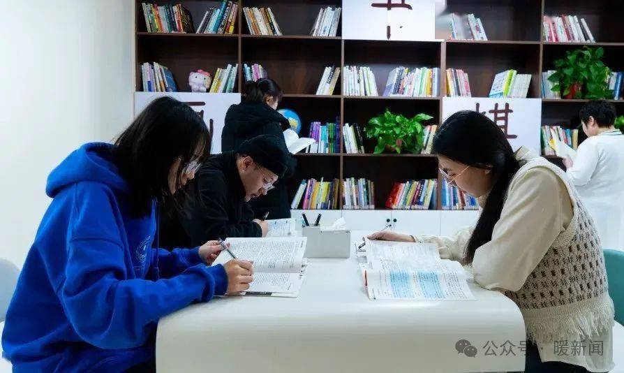 全市首家67"24小时不打烊暖城书吧"启用!位置→_服务_街道_文化