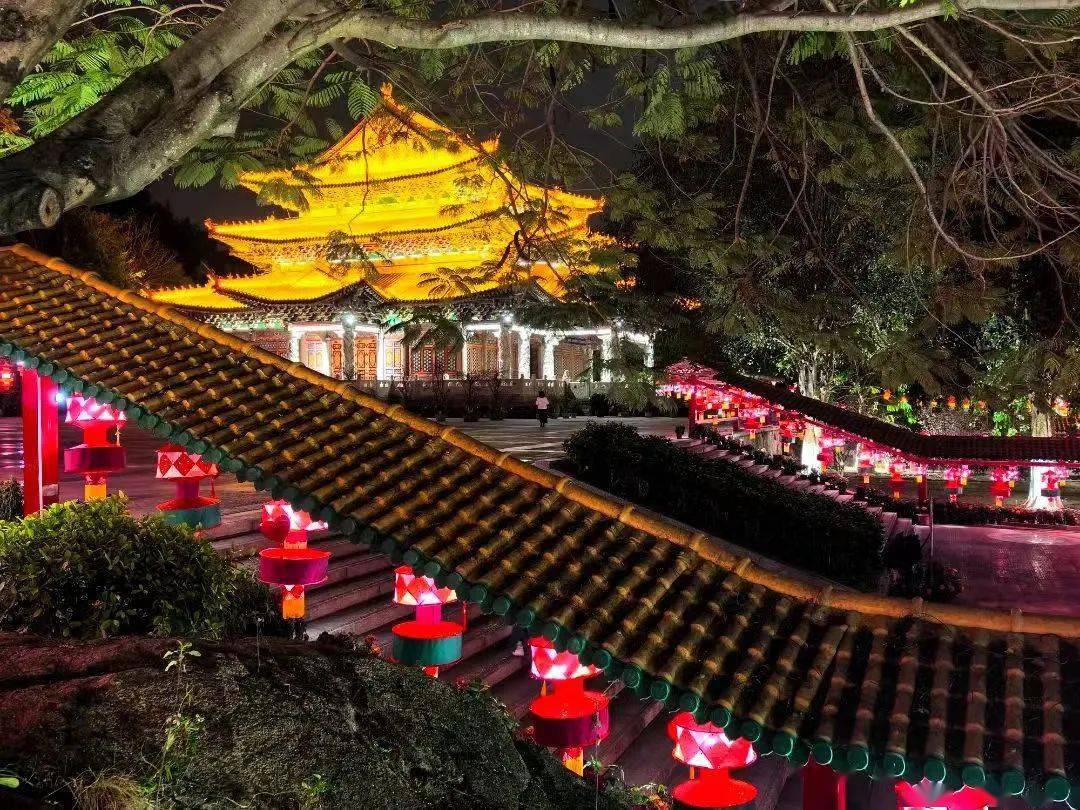 图|叶文彬 摄2月24日(正月十五)16:00开始,形态各异的花灯把千年古刹