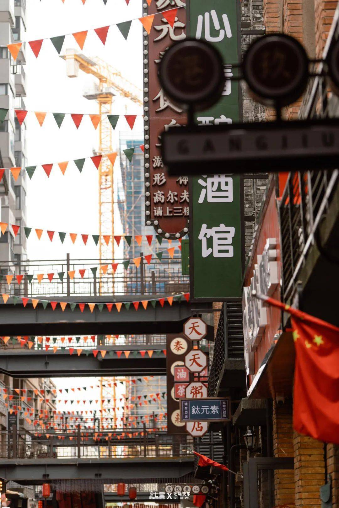 去板路街遇见繁花的世界……喜欢霓虹养眼,万花如海△图源:桂林天湖