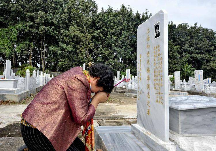 原七营三连上海知青裴丽娟在朱梅华墓前默哀,2018.12.