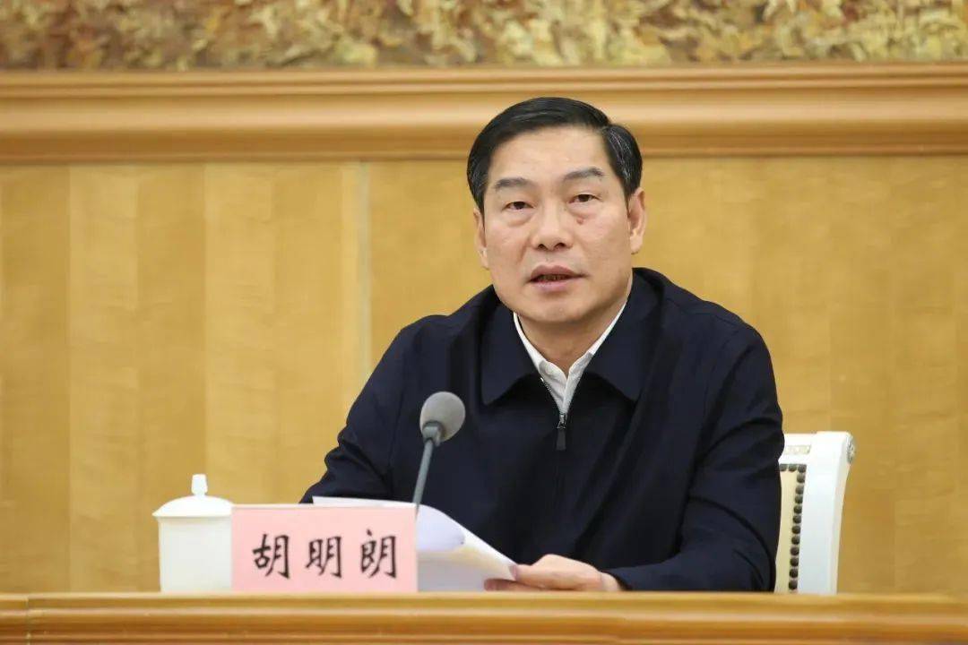 早年在广西公安系统工作,曾任柳州副市长,市公安局长,南宁副市长,市