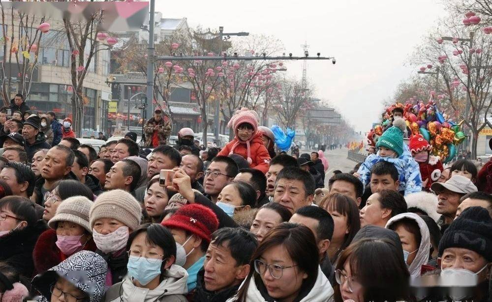 上午九时许,县委书记高莹,政府县长赵昱清等县四套班子领导参与到踩街