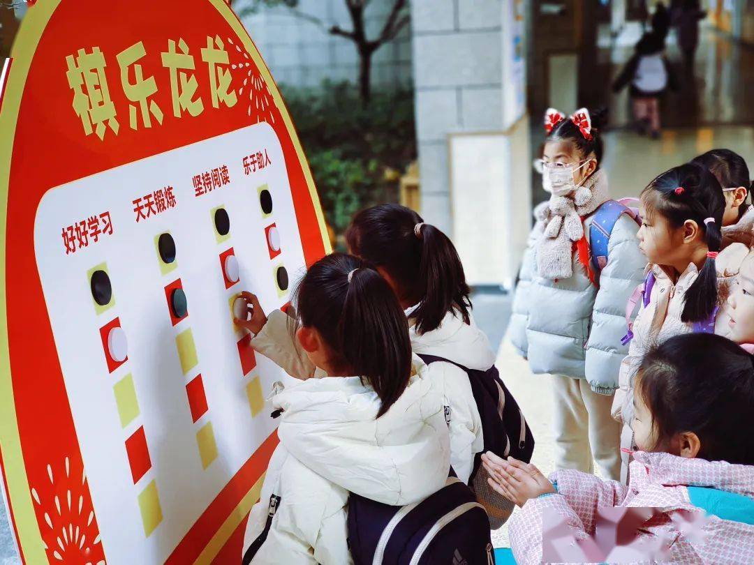 瞧,文三教育集团定山小学的孩子们满心欢喜,回归校园.