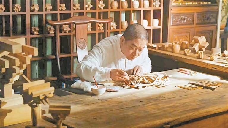 深圳市五一劳动奖章获得者丁全讲述木雕传承 一刀一刻中让传统文化"潮