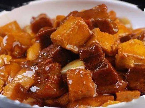 红烧肉炖豆腐肉40g  煎豆腐60g花菜炒肉肉20g  花菜80g排骨海带排骨20